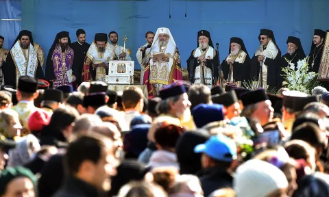 Sfinţii Trei Ierarhi – învățători, rugători şi ocrotitori ai Ortodoxiei