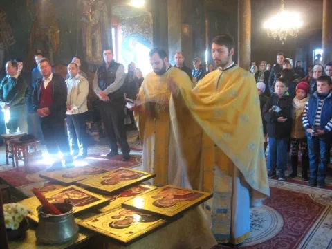 Daruri elevilor din partea comunităţii Parohiei Teşila I