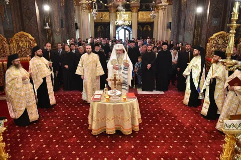 Patriarhul României a oficiat o slujbă de pomenire a celor trecuţi la Domnul în urma incendiului de la Clubul Colectiv