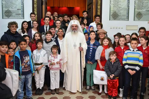 Spectacolul cultural-artistic „Sfântul Nicolae în mijlocul copiilor” - 2015