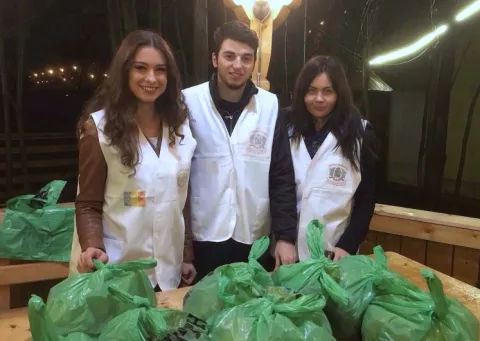 Alimente pentru oamenii fără adăpost din partea voluntarilor Paraclisului Catedralei Mântuirii Neamului