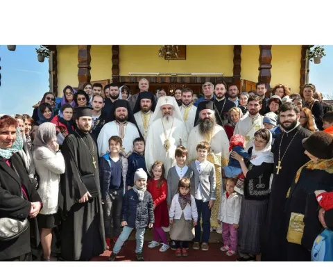 Patriarhul României: „Mântuitorul Hristos transformă crucea noastră în scară spre Înviere”