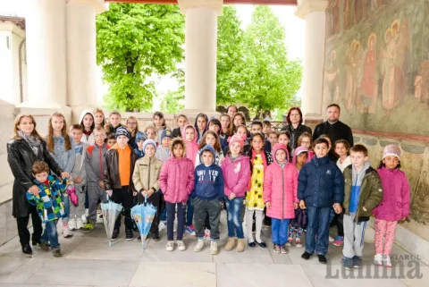 Excursie-pelerinaj pentru 40 de copii din Ploieşti