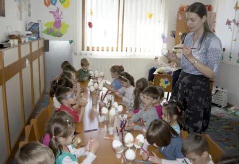 Atelier de încondeiat ouă la Centrul social de zi din cadrul Parohiei Brâncuşi, Bucureşti