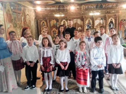 Program artistic şi acţiune socială cu şi pentru copii