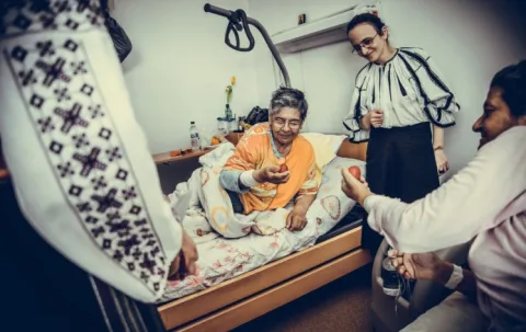 Zâmbete şi daruri pentru bătrânii de la Centrul „Sfântul Nectarie”