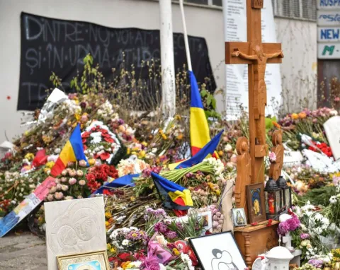 Rugăciuni pentru victimele de la Clubul Colectiv, în noaptea de Înviere