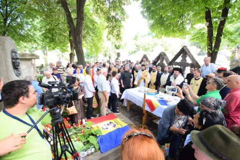 Rugăciune la mormântul lui Mihai Eminescu