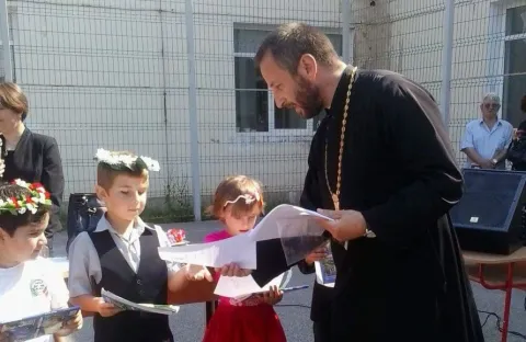 Parohia Ortodoxă din Câmpina a oferit daruri elevilor merituoşi la final de an școlar