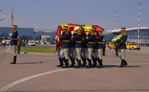 Trupul neînsufleţit al Reginei Ana a ajuns în România. Rugăciuni pentru regină la Castelul Peleş