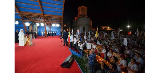 Rugăciune de seară pe Colina Bucuriei. Tinerii participanţi la #ITO2016 s-au rugat împreună cu Patriarhul României (Video)