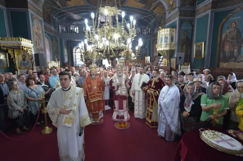 Două mii de credincioşi la hramul Bisericii Sf. Cruce şi Sf. Vasile de pe Calea Victoriei din Capitală