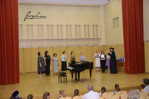 Concert susţinut de elevi ai Colegiului Național „George Enescu” din Capitală la finalul manifestărilor dedicate hramului Parohiei „Sf. Cruce şi Sf. Vasile”