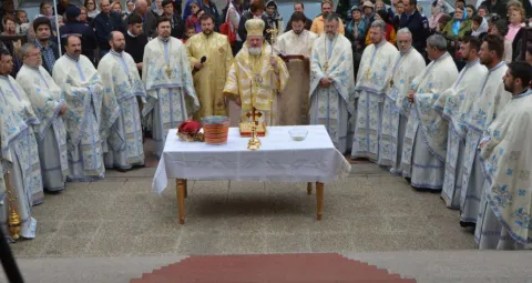 PS Varlaam Ploieşteanul a sfinţit Biserica „Sfinţii Români” din Bucureşti