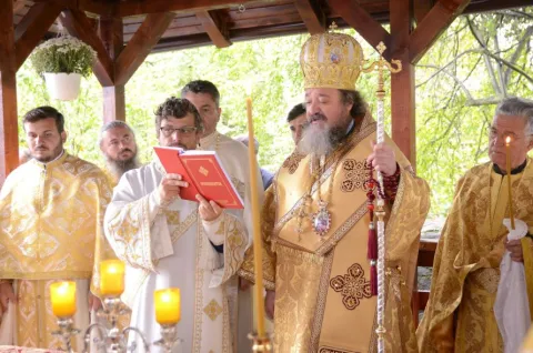 Slujire arhierească în Parohia Vărbilău 1: PS Ieronim a sfinţit noua casă praznicală