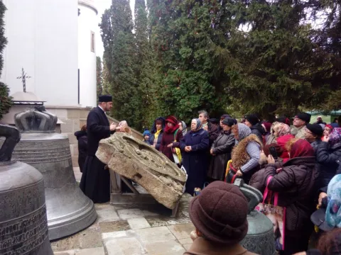 Peste 200 de pelerini din București și Ploiești la Sfânta Parascheva de la Iași