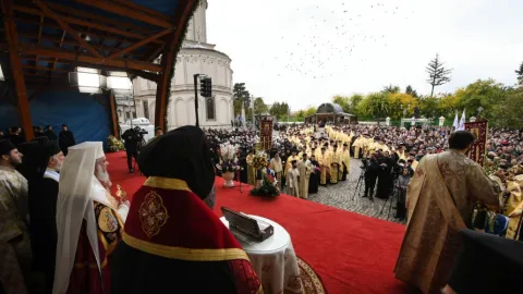 Mii de bucureșteni au participat la Procesiunea „Calea Sfinţilor” – 2016