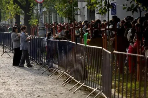 Ceai cald oferit pelerinilor pe Colina Bucuriei