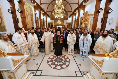 Sfântul Ioan Gură de Aur cinstit la paraclisul Catedralei Naționale. PS Varlaam Ploieșteanul a oficiat Sfânta Liturghie