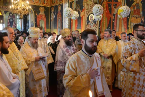 Biserica din localitatea Minieri, jud.Prahova, sfințită de doi ierarhi ai Bisericii Ortodoxe Române