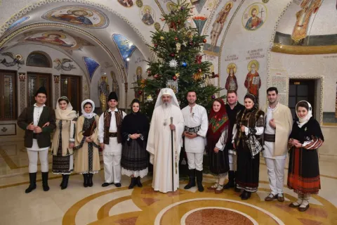 Interpreţi de muzică populară l-au colindat pe Patriarhul României
