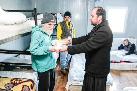 Hrană pentru persoanele fără adăpost, oferită de Protoieria Sector 6 Capitală