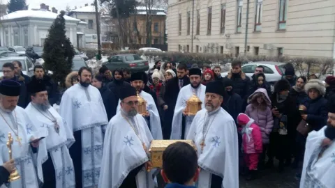 Hram la Facultatea de Teologie Ortodoxă din Capitală. Moaştele Sf. Trei Ierarhi purtate în procesiune