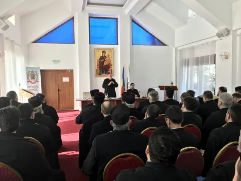 Cursuri de pregătire pentru apărătorii bisericeşti la Mănăstirea Caraiman. Participă clerici din toate eparhiile ţării