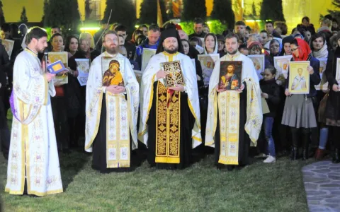 Procesiune la Paraclisul Catedralei Mântuirii Neamului. „Icoana este o imagine sfântă ce poartă mesajul mântuirii, al sfinţeniei vieţii şi al bucuriei”