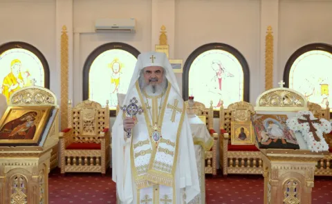 Patriarhul Daniel: Sfânta Cruce este în acelaşi timp simbolul Răstignirii şi Învierii lui Hristos