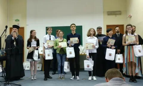 Gala Olimpicilor APOR: Au fost premiați elevii care au excelat la disciplinele religie ortodoxă și chimie