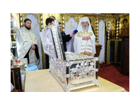 Patriarhul Daniel a sfințit noua raclă pentru moaștele Sfântului Efrem de la Mănăstirea Radu Vodă