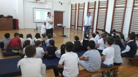 Prevenție și educație pentru sănătate | Peste 200 elevi bucureșteni au beneficiat de serviciile medicilor voluntari