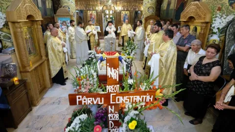Părintele Constantin Pârvu a fost condus pe ultimul drum. PS Varlaam Ploieșteanul a oficiat slujba de înmormântare
