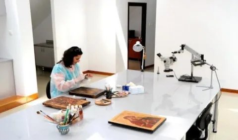 FTOUB | Studenții de la Artă Sacră se pot pregăti în Laboratoarele de restaurare ale Patriarhiei Române