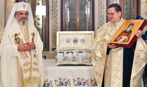 Sfințirea raclei moaștelor Sfântului Antonie cel Mare | O biserică ce are aceste moaște este un liman de liniște în mijlocul orașului, a spus Patriarhul Daniel