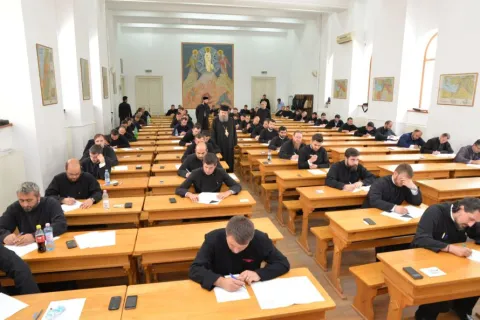 București: Examen pentru obținerea gradelor în preoție. Candidații au susținut astăzi proba scrisă