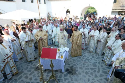 PS Varlaam Ploieşteanul la sfințirea bisericii parohiei Apostolache: Sfântul Proroc Ilie s-a luptat pentru renașterea morală a poporului ales