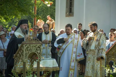 Sfințire de raclă la Biserica Bucur Ciobanul. PS Timotei Prahoveanul: Sfinții sunt adevărații prieteni ai creștinilor