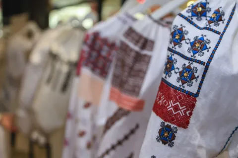 Parohia Dămăroaia: Expoziţia foto „Ia românească între tradiție și modernitate”