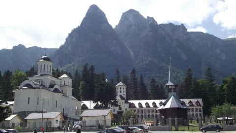 Mănăstirea Caraiman | 29 de tineri din Mitropolia Munteniei și Dobrogei au participat la tabăra gratuită „Tradiție și noutate”