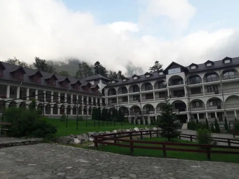 Tabăra „Pe munte, spre Cruce!”. La eveniment participă tineri din Arhiepiscopia Bucureştilor