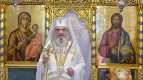 Patriarhul Daniel: Crucea Mântuitorului Hristos reprezintă iubirea lui Dumnezeu arătată oamenilor într-o lume plină de ură și violență