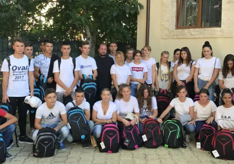 Rechizite pentru 350 elevi din Protoieria Sector 6 | „Să nu uitaţi că Hristos este mereu alături de voi”