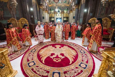 Taina Învierii lui Hristos este ascunsă în Sfânta Cruce, a spus Patriarhul României în predica rostită astăzi în Catedrala de pe Colina Bucuriei, explicând legătura nealterabilă dintre Cruce, Hristos și Învierea Sa.