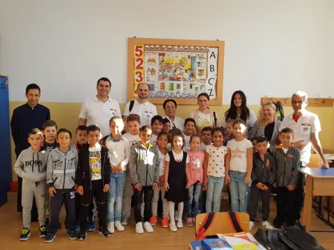 Ghiozdane și rechizite școlare pentru mai mulţi elevi din Bobești. Acțiunea socială a fost desfășurată de Voluntarii Paraclisului CMN