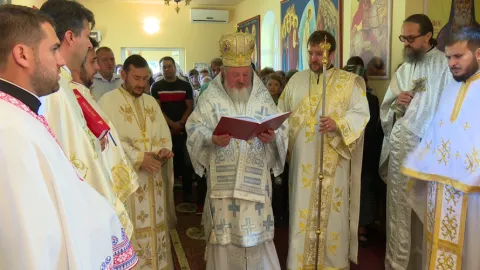 Liturghie arhierească și sfințire la Vălenii de Munte | PS Varlaam a evidențiat etapele necesare de parcurs pentru a-L urma pe Hristos