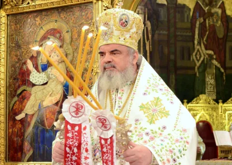 Ajutorul lui Dumnezeu se dobândeşte prin rugăciune smerită, osteneală şi răbdare multă, a spus PF Daniel