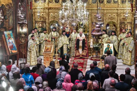 Procesiune închinată Sf. Parascheva la Patriarhie | Noi, cei atât de puţin preocupaţi de cele duhovniceşti, să urmăm virtuţile prin care sfânta a strălucit, îndeamnă PS Timotei