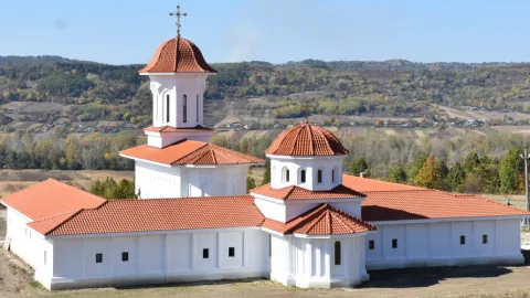 O biserică-simbol în satul natal al Patriarhului Justinian